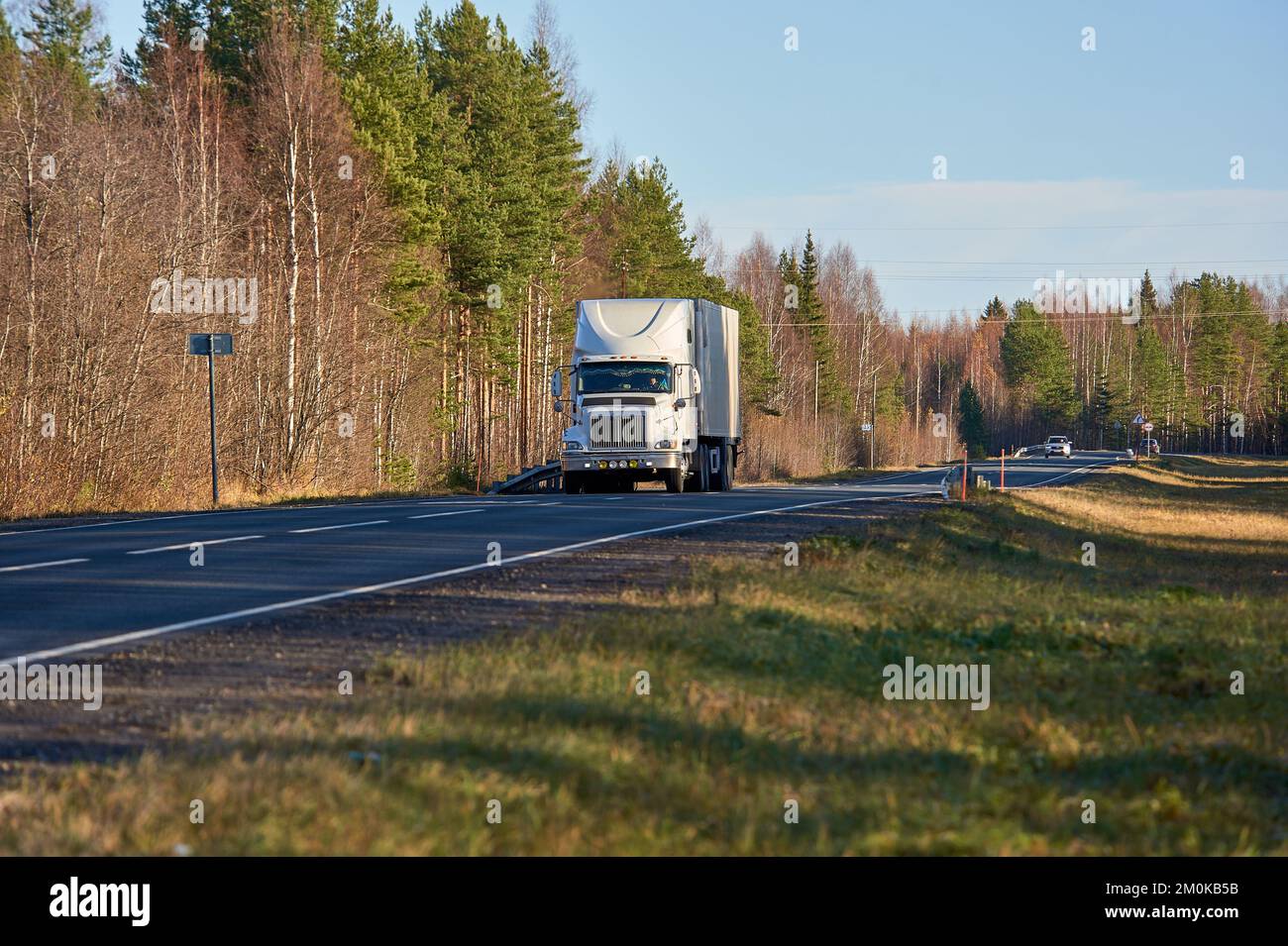 camionisti che guidano in autostrada Foto Stock