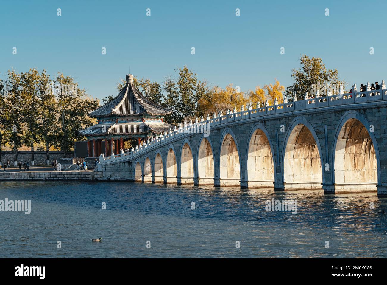 Il ponte a diciassette archi di Shi Qi Kong Qiao in una giornata di sole nel distretto di Haidian, Pechino, Cina Foto Stock