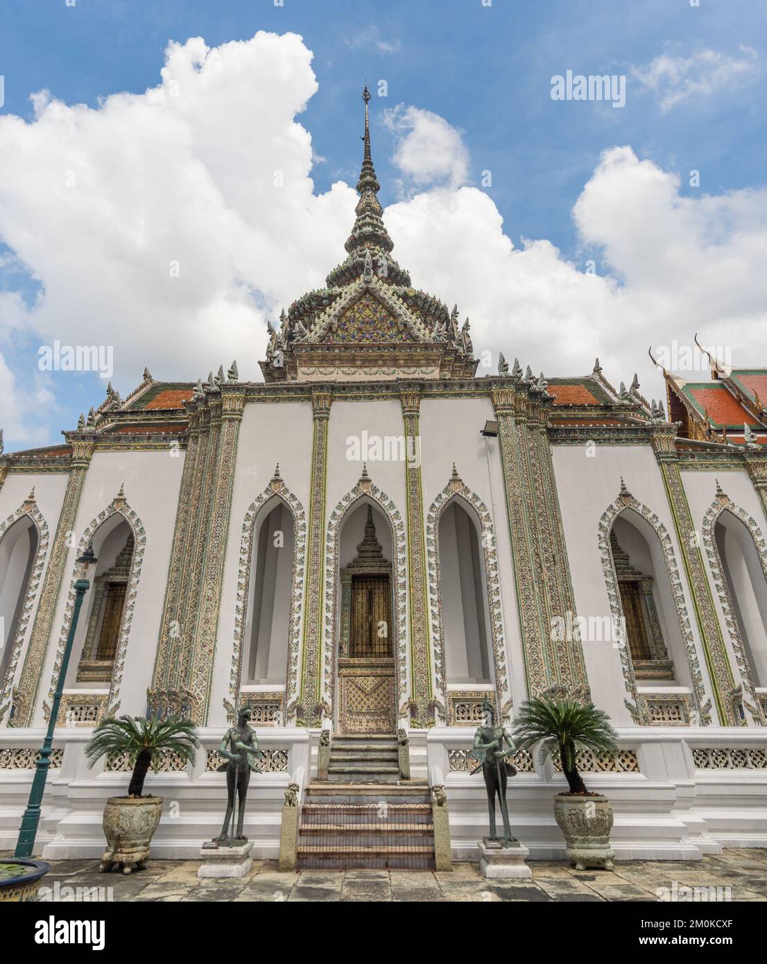 L'esterno del tempio buddista di Phra Wiharn Yod sotto il cielo nuvoloso a Bangkok, Thailandia Foto Stock