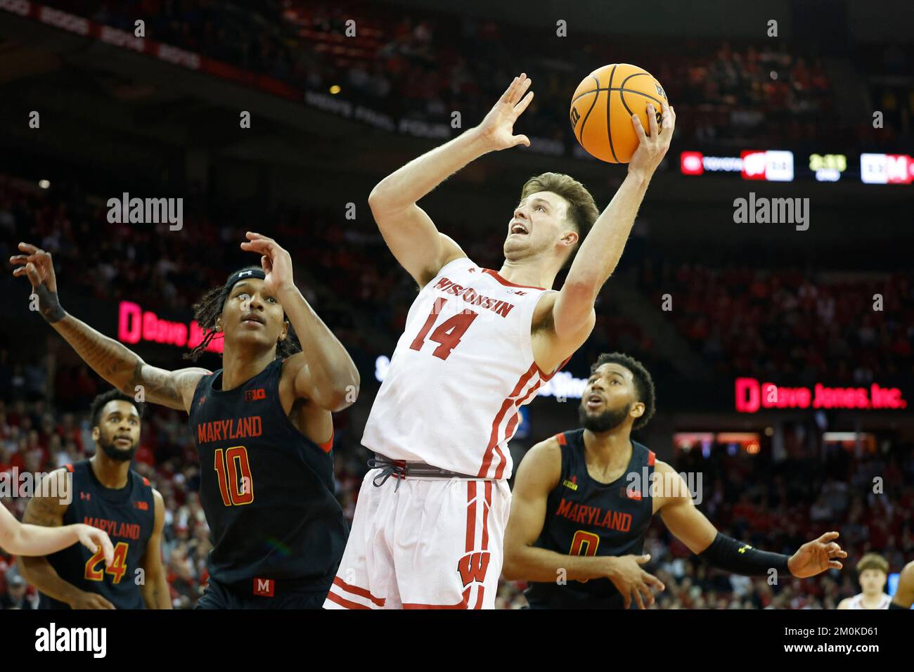 Madison, WISCONSIN, Stati Uniti. 6th Dec, 2022. Wisconsin Badgers Forward carter Gilmore (14) è imbrattato durante la partita di pallacanestro NCAA tra i Maryland Terrapins e i Wisconsin Badgers al Kohl Center di Madison, WISCONSIN. Darren Lee/CSM/Alamy Live News Foto Stock