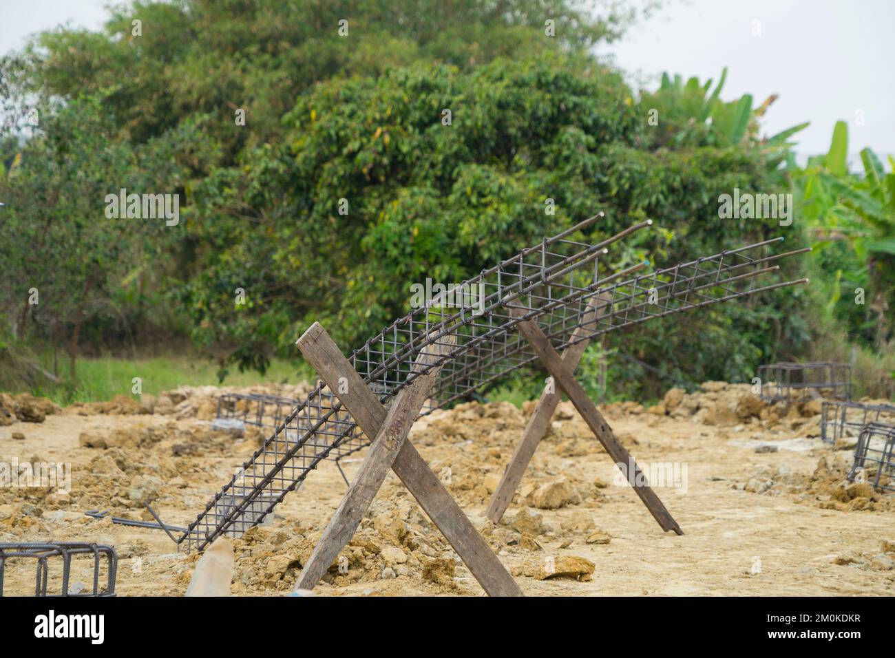 Barra in acciaio di rinforzo e barra deformata con armatura in cantiere. Foto Stock
