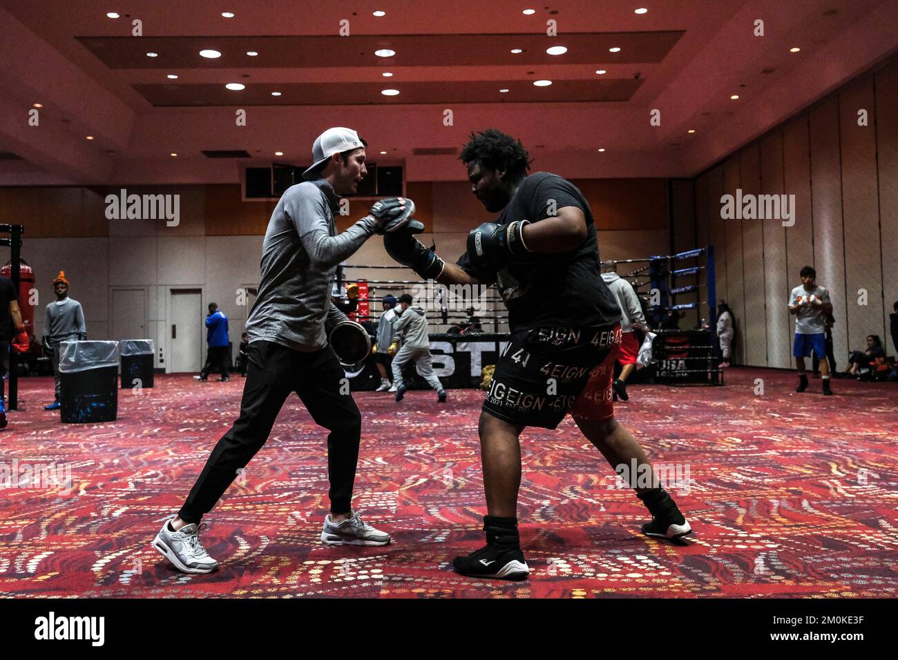 Lubbock, Texas, Stati Uniti. 6th Dec, 2022. Nejib Abdi di Nashville, TN si prepara per il suo bout domani con il allenatore Stephen Grand nella struttura di allenamento del torneo. (Credit Image: © Adam DelGiudice/ZUMA Press Wire) Foto Stock