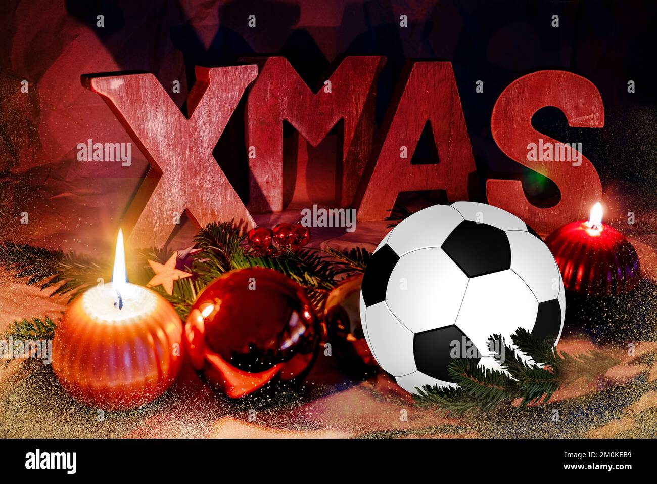 Pallone da calcio, carta di natale sportiva con scritte natalizie e decorazioni natalizie Foto Stock