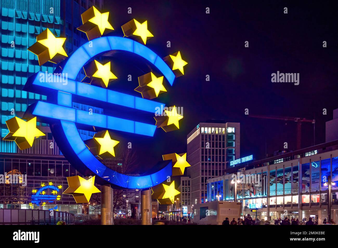 Simbolo dell'euro di notte a Francoforte sul meno Foto Stock