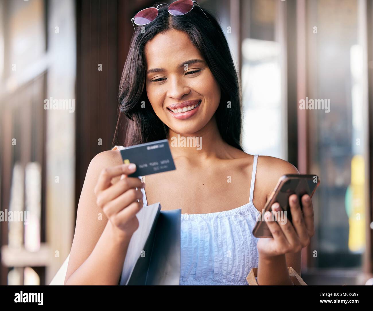 Donna con carta di credito, smartphone per lo shopping online ed e-commerce con app bancaria e Internet, online e retail. Cliente felice, vendita ed e Foto Stock