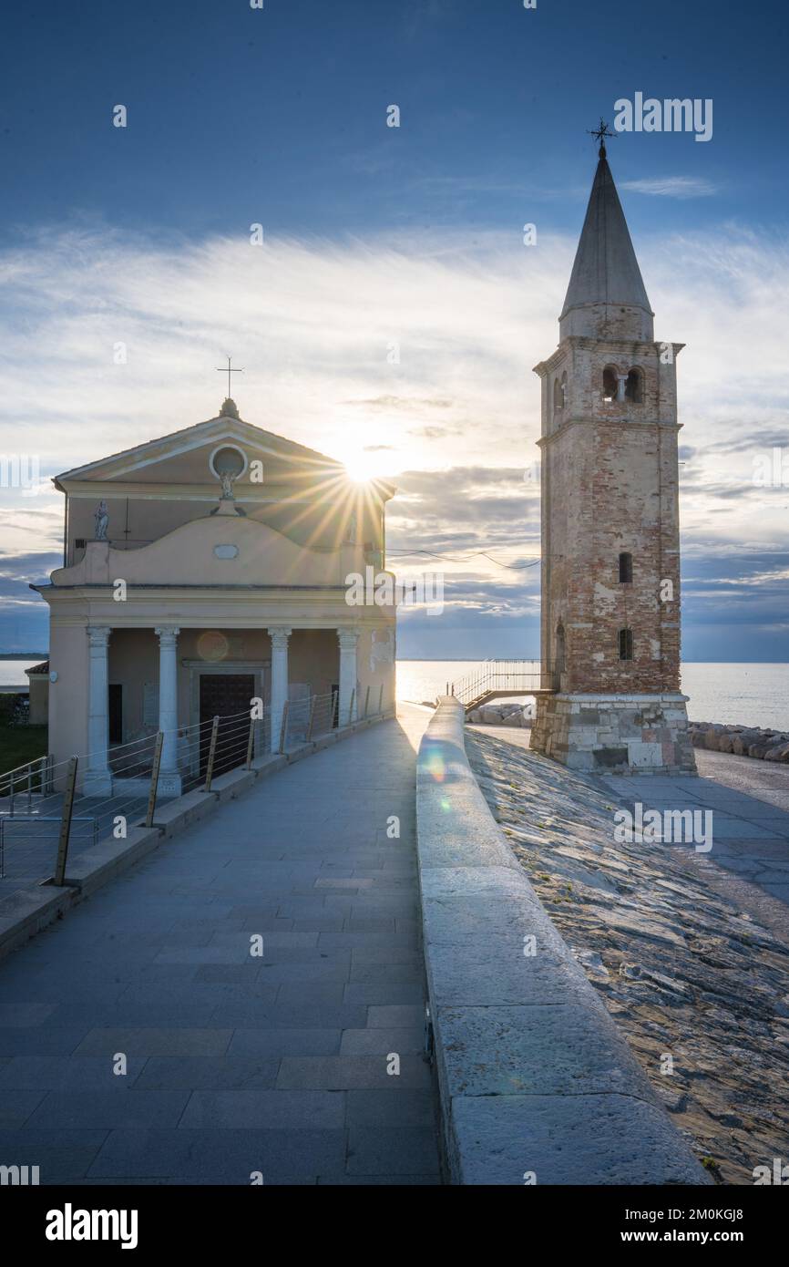 Uno scatto verticale della chiesa del Santuario della Madonna dell'Angelo all'alba a Caorle, Italia Foto Stock
