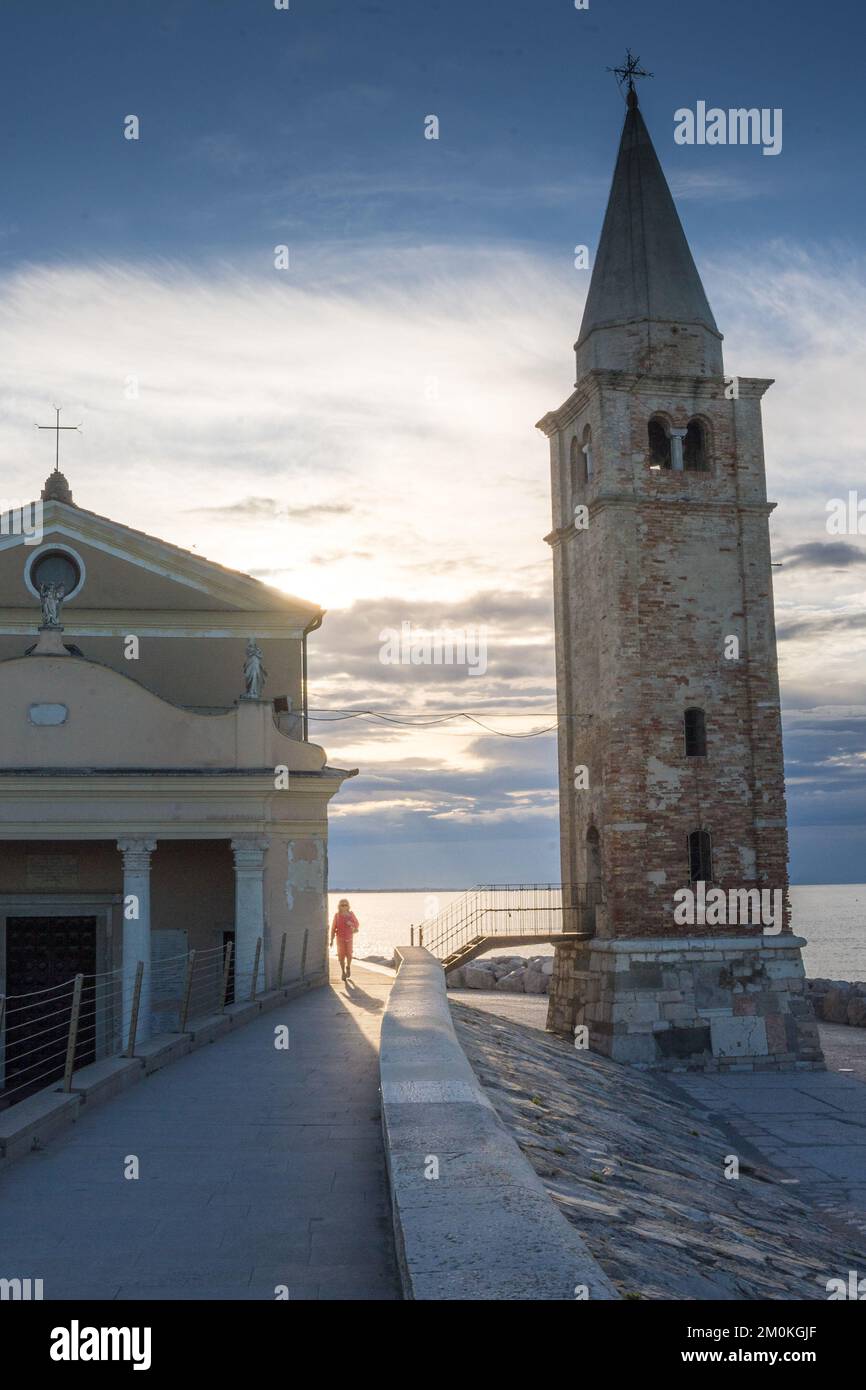 Uno scatto verticale della chiesa del Santuario della Madonna dell'Angelo all'alba a Caorle, Italia Foto Stock