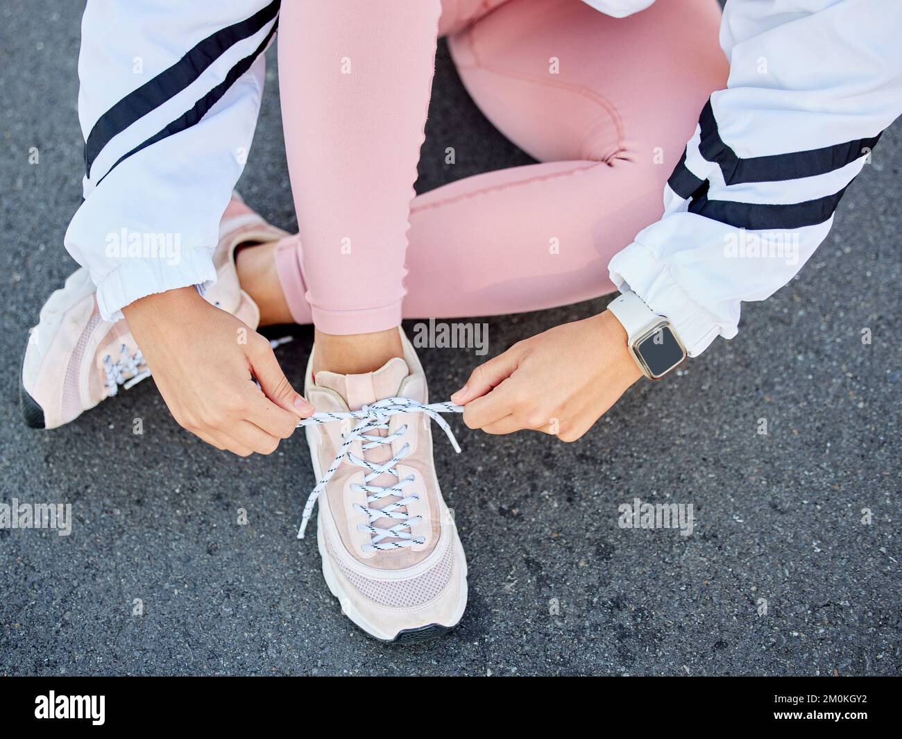 Sport, scarpe e gambe per la corsa, allenamento o allenamento su strada asfaltata o urbana con moda fitness per la salute o il benessere. Runner Foto Stock