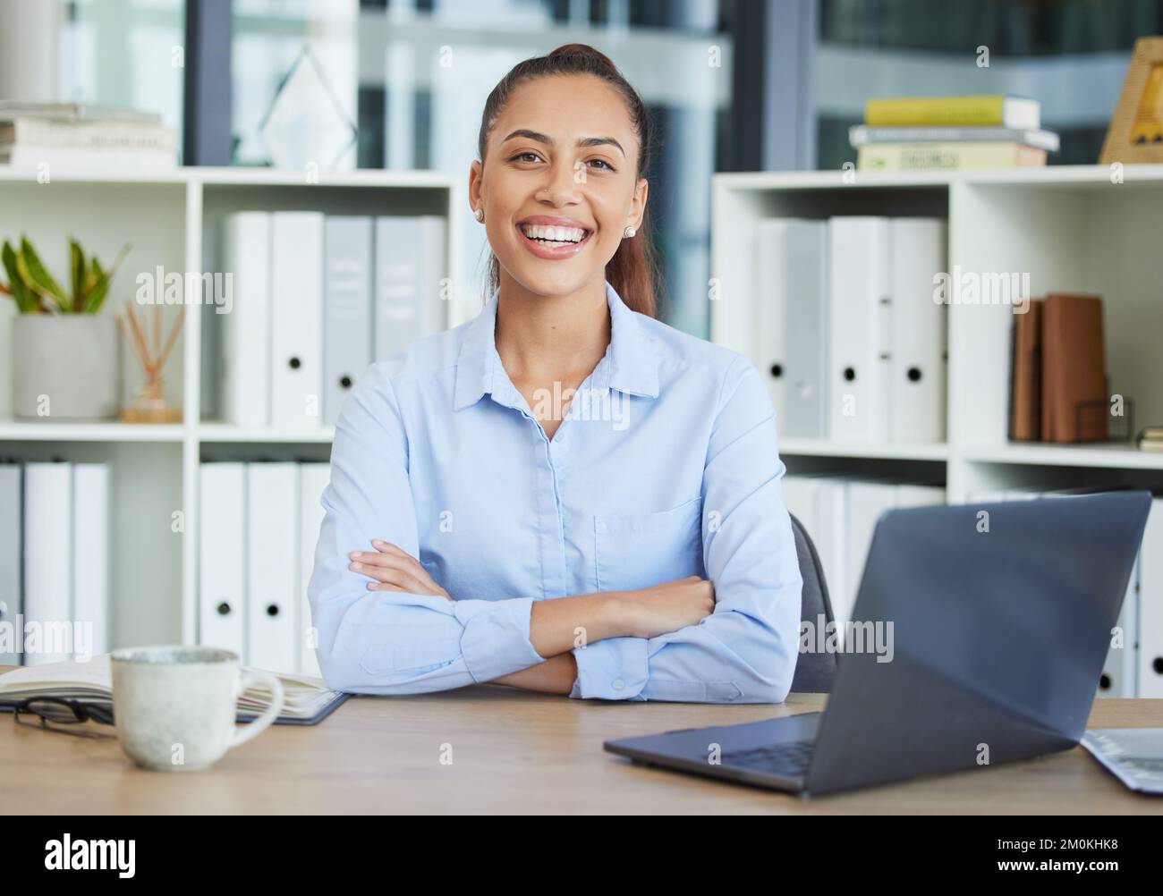 Ritratto, ufficio e donna d'affari sul laptop per il successo della strategia aziendale di gestione del luogo di lavoro, contabilità e dati finanziari. Vendite, target e. Foto Stock