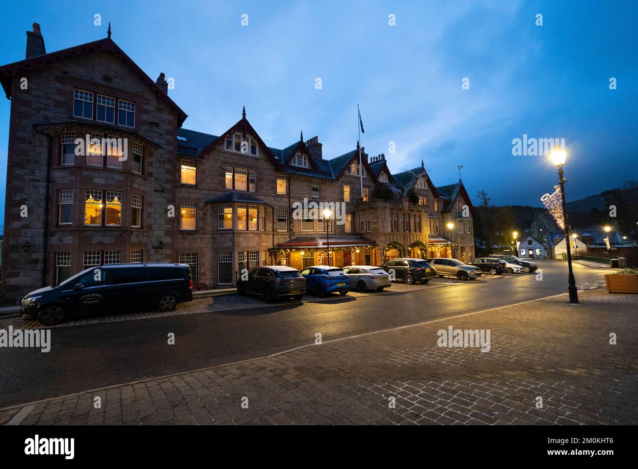 Braemar, Scozia, Regno Unito. 7th dicembre 2022. Vista del Fife Arms Hotel all'alba a Braemar, Aberdeenshire, dove le temperature sono scese a -3c durante la notte con fiurries di neve. Nei prossimi giorni ci si aspetta un'ulteriore neve e basse temperature nella zona, portate da venti norvegesi a nord. Iain Masterton/Alamy Live News Foto Stock