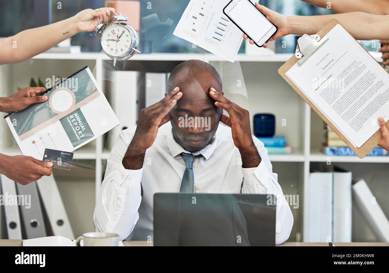 Mal di testa, stress e uomo d'affari con documenti in mano per la gestione del tempo, l'amministrazione dell'ufficio e l'ansia di proposta di progetto. Burnout, mentale Foto Stock