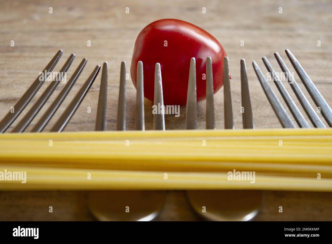 spaghetti di pomodoro visti attraverso quattro forchette Foto Stock