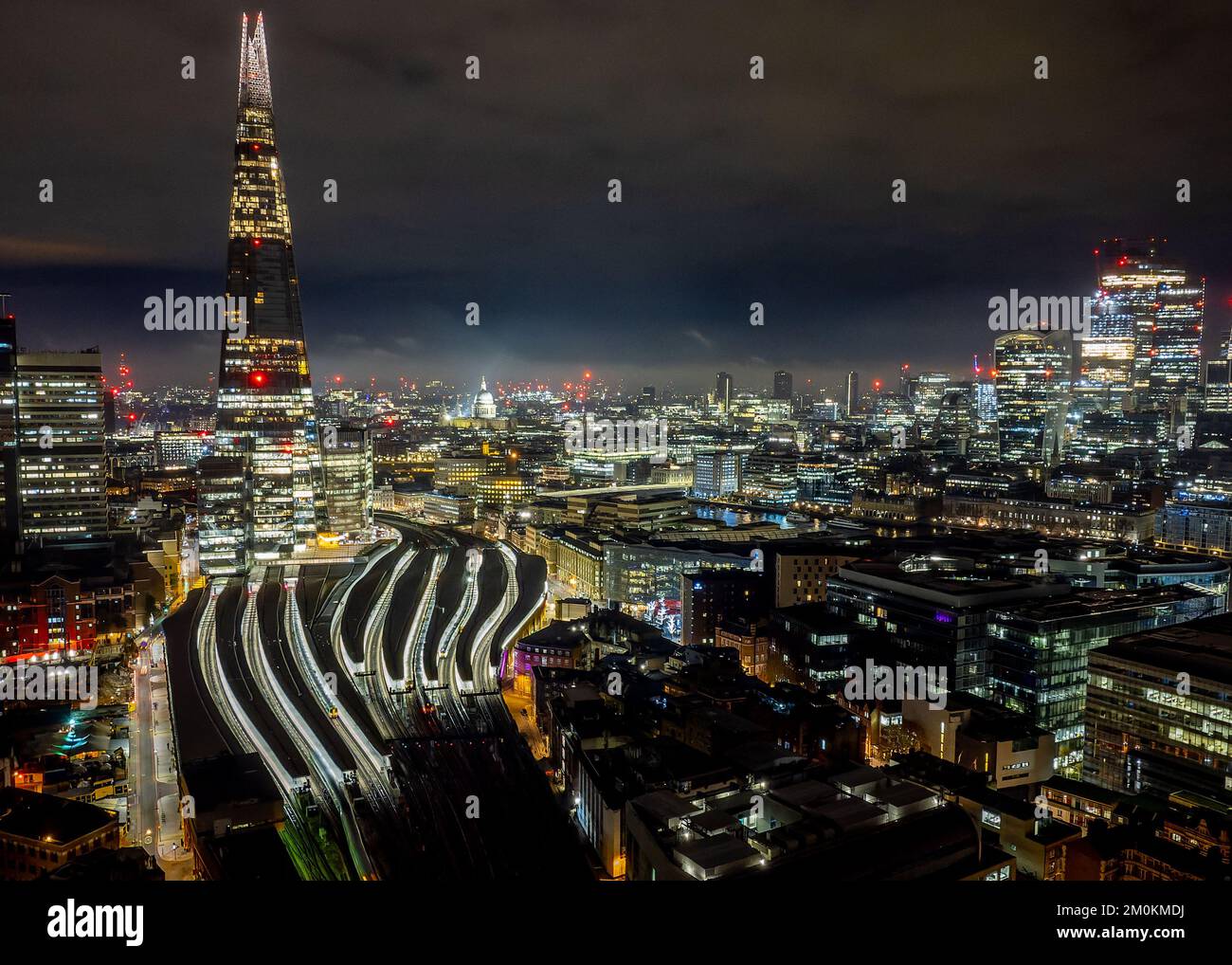 Immagine aerea che mostra il bagliore di Londra di notte Foto Stock