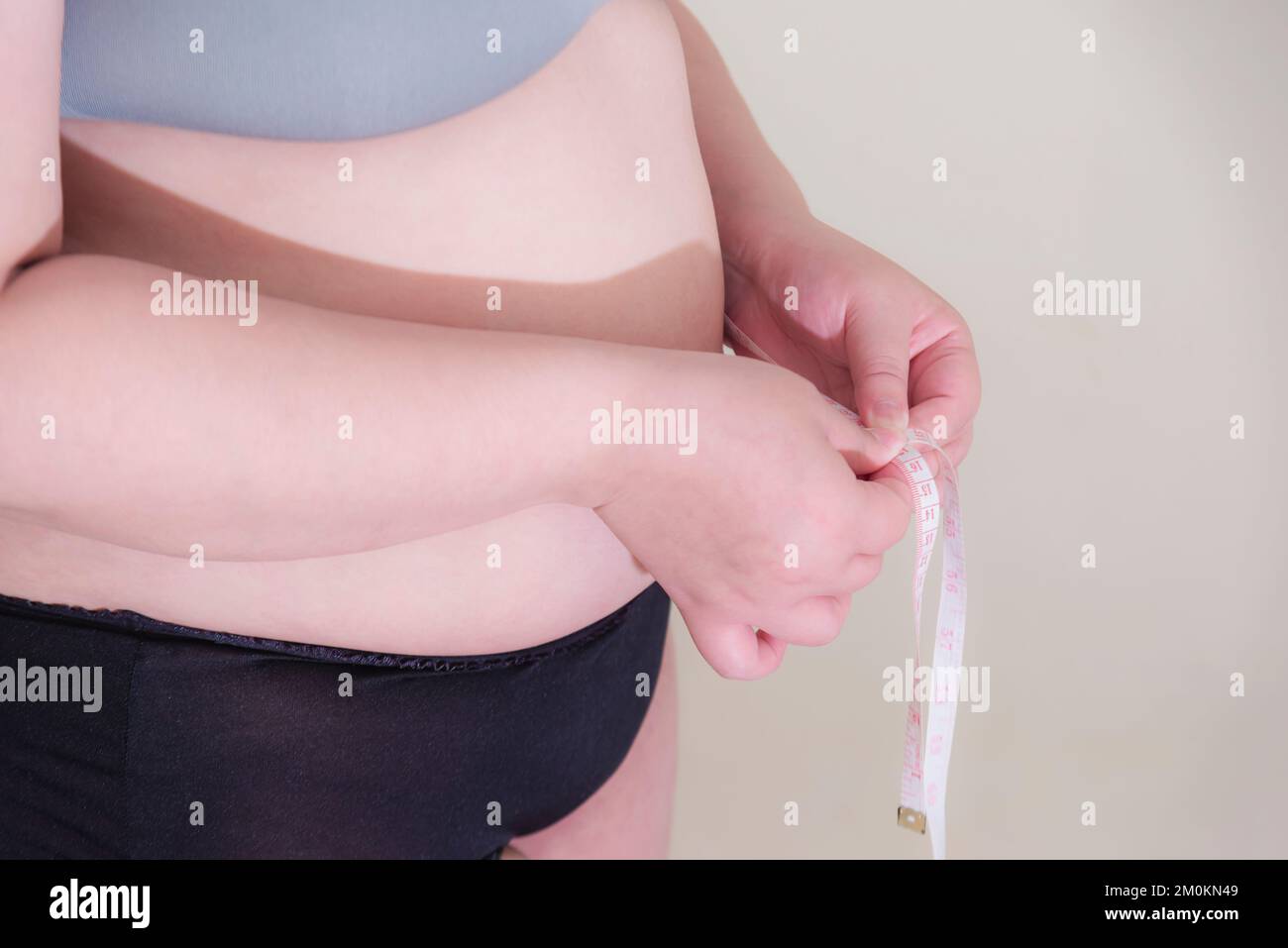 Donna grassa, forma il muscolo sano dello stomaco e lo stile di vita di dieta, per ridurre il concetto di pancia. Foto Stock