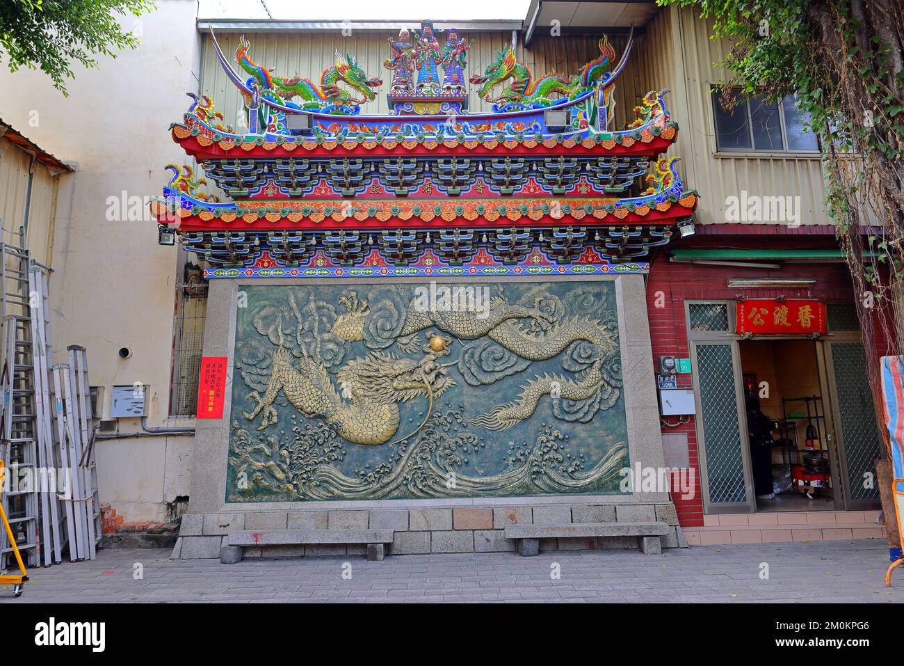 Puji Temple (un tempio taoista con sculture sul tetto decorate) a Tainan, Taiwan Foto Stock