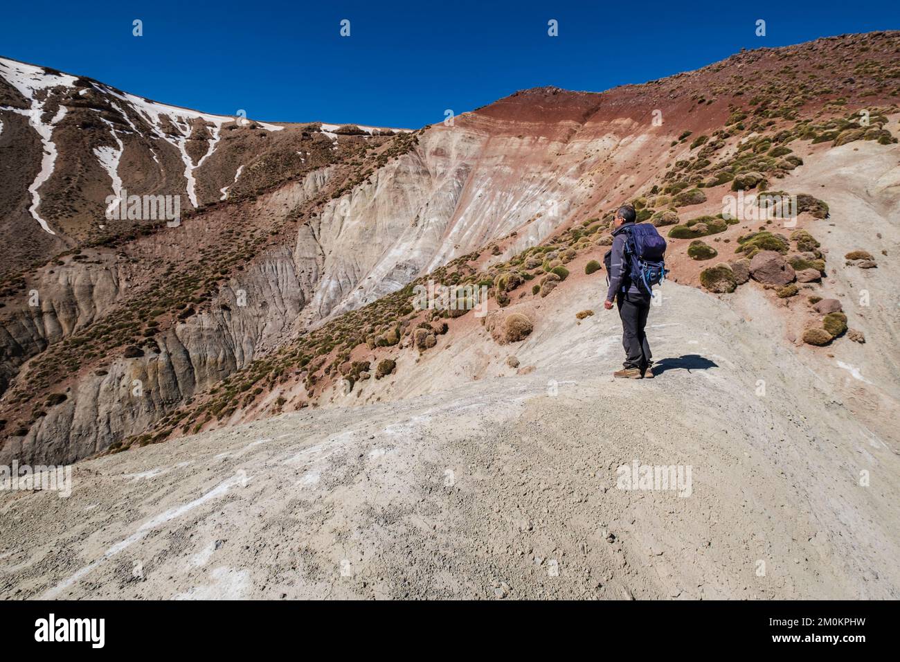 Plateau de Tarkeddit discesa verso la gola di Arous, MGoun trekking, catena montuosa dell'Atlante, marocco, africa Foto Stock