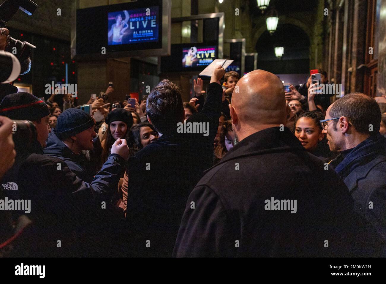 Milano, Italia. 06th Dec, 2022. Cesare Cremonini partecipa alla presentazione del suo film ''Cremonini Imola 2022 Live'' allo Space Cinema Odeon di Milano. (Foto di Maria Laura Arturi/NurPhoto) Credit: NurPhoto/Alamy Live News Foto Stock