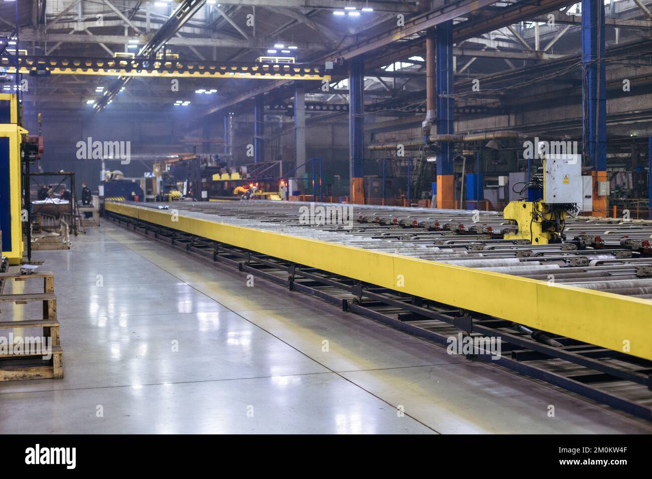 Magazzino logistico o centro di distribuzione nell'industria elettronica. Interno di magazzino con file di scaffali con grandi scatole. Foto di alta qualità Foto Stock