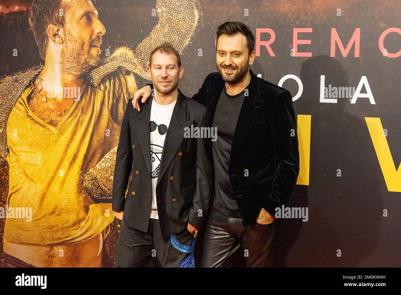 Milano, Italia. 06th Dec, 2022. Cesare Cremonini partecipa alla presentazione del suo film ''Cremonini Imola 2022 Live'' allo Space Cinema Odeon di Milano. (Foto di Maria Laura Arturi/NurPhoto) Credit: NurPhoto/Alamy Live News Foto Stock