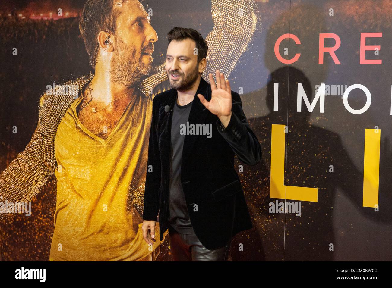 Milano, Italia. 06th Dec, 2022. Cesare Cremonini partecipa alla presentazione del suo film ''Cremonini Imola 2022 Live'' allo Space Cinema Odeon di Milano. (Foto di Maria Laura Arturi/NurPhoto) Credit: NurPhoto/Alamy Live News Foto Stock