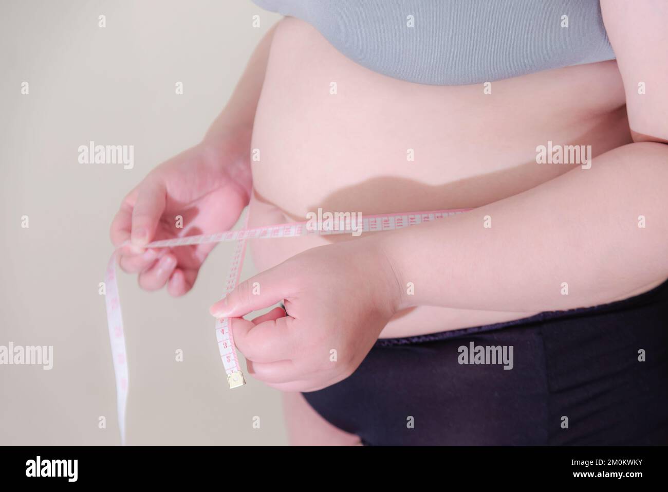 Donna grassa, forma il muscolo sano dello stomaco e lo stile di vita di dieta, per ridurre il concetto di pancia. Foto Stock