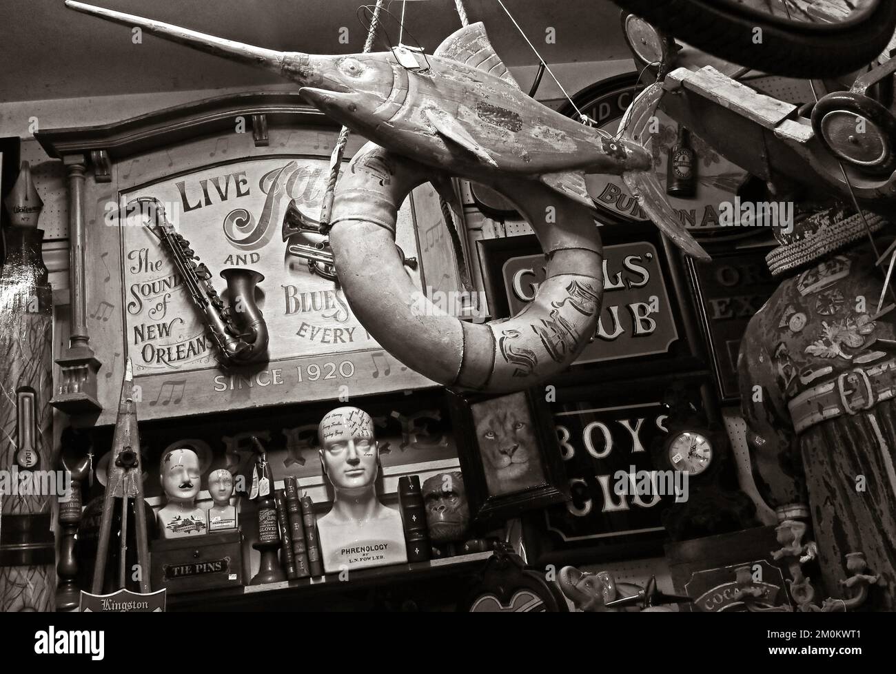 All'interno del famoso negozio di junk e antiquariato di Alices, 86 Portobello Rd, Notting Hill, RBKC, Londra, Inghilterra, REGNO UNITO, W11 2QD - MONOCROMATICO Foto Stock All'interno del famoso negozio di junk e antiquariato di Alices, 86 Portobello Rd, Notting Hill, RBKC, Londra, Inghilterra, REGNO UNITO, W11 2QD - MONOCROMATICO Foto Stock