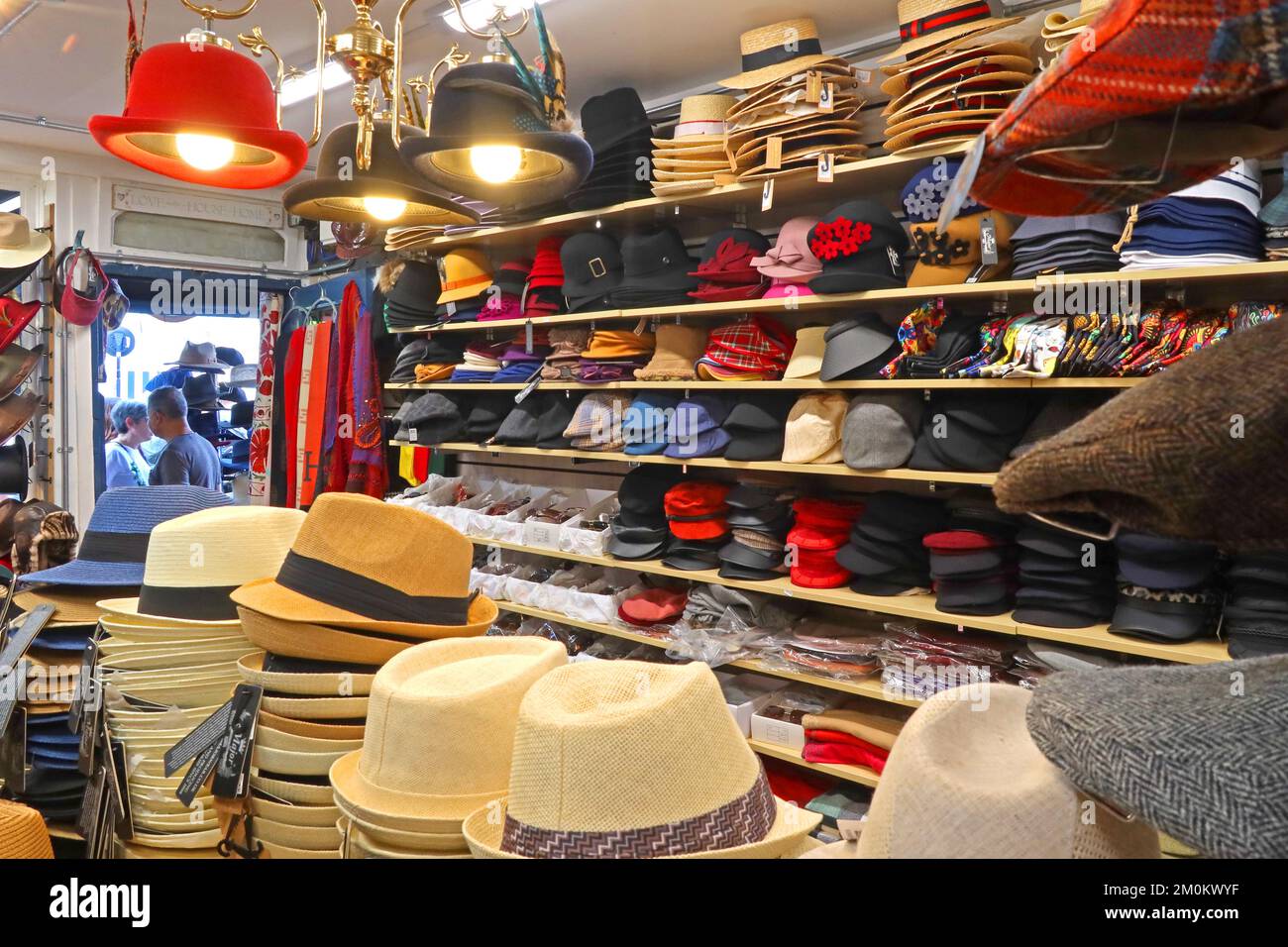 Il negozio di cappelli, a 87 Portobello Road, Notting Hill, RBKC, Londra, Inghilterra, Regno Unito, W11 2QB Foto Stock
