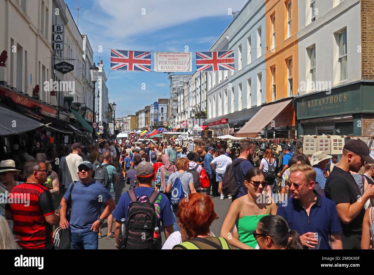 Sabato estivo, mercato di Portobello Road, Notting Hill, Londra, Inghilterra, Regno Unito, W11 1LA Foto Stock