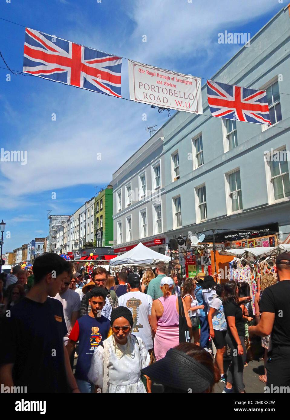 Sabato estivo, mercato di Portobello Road, Notting Hill, Londra, Inghilterra, Regno Unito, W11 1LA Foto Stock