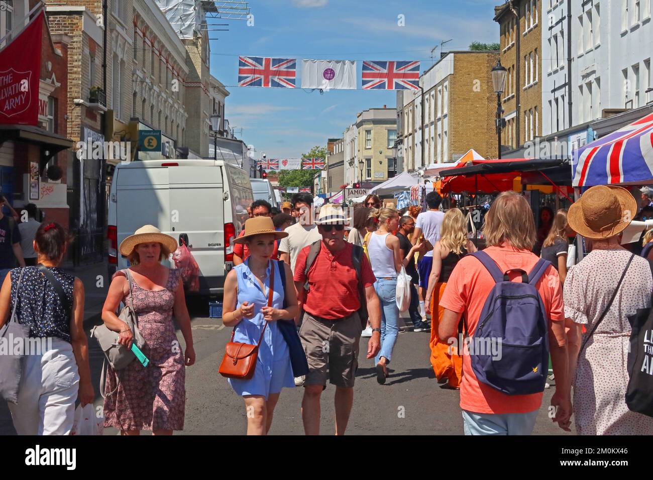 Sabato estivo, mercato di Portobello Road, Notting Hill, Londra, Inghilterra, Regno Unito, W11 1LA Foto Stock