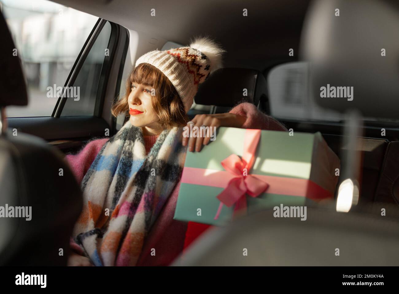 Donna in auto con regali di Natale Foto Stock