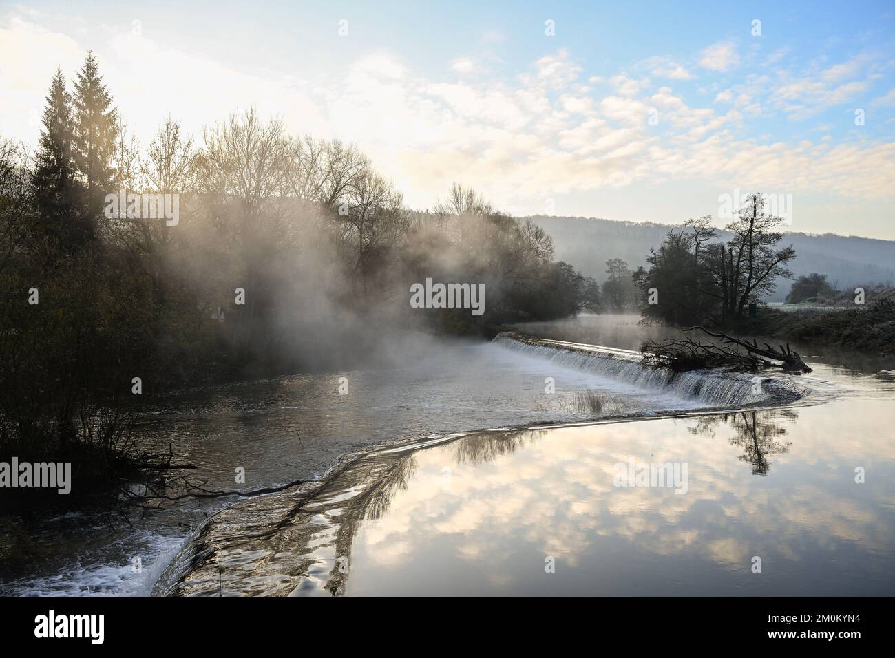 Il vapore sorge al largo del fiume Avon a Warleigh Weir vicino a Bath nel Somerset questa mattina, quando le temperature scendono sotto lo zero gradi in tutto il Regno Unito. Foto Stock
