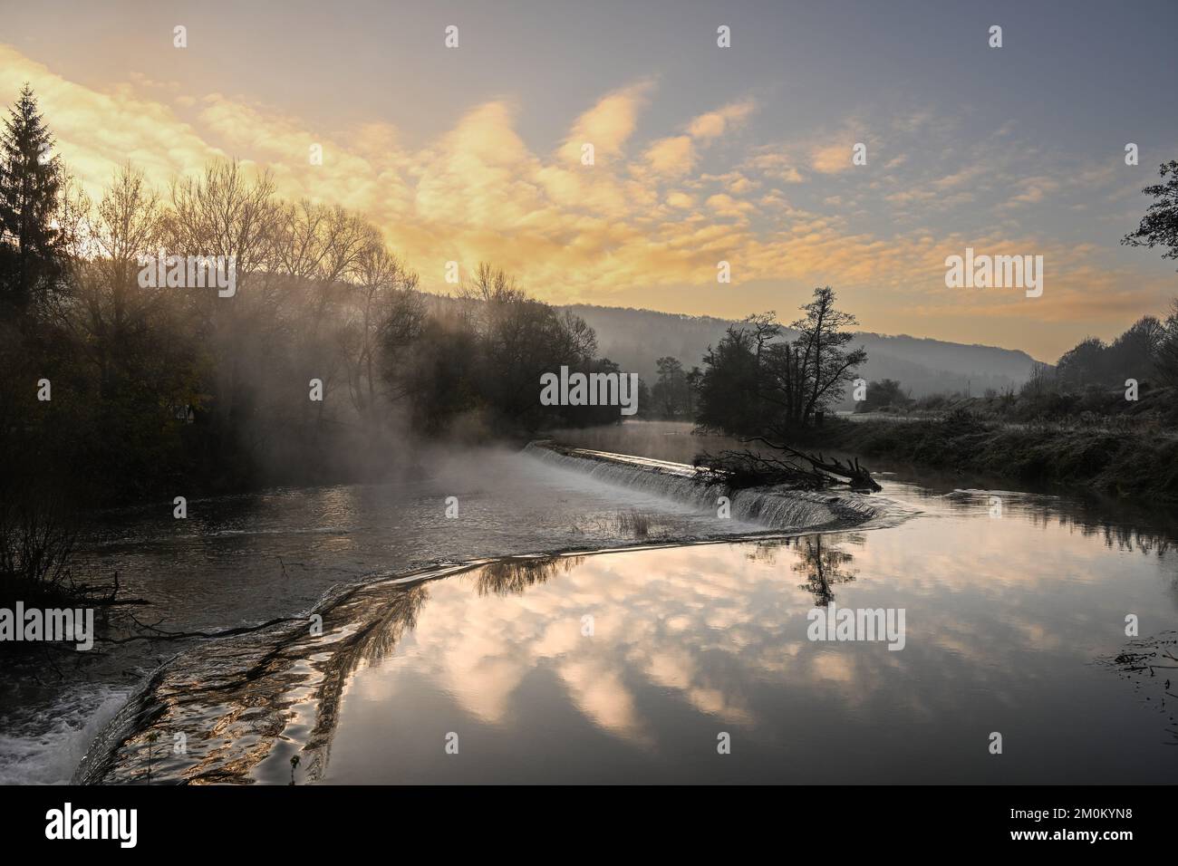 Il vapore sorge al largo del fiume Avon a Warleigh Weir vicino a Bath nel Somerset questa mattina, quando le temperature scendono sotto lo zero gradi in tutto il Regno Unito. Foto Stock