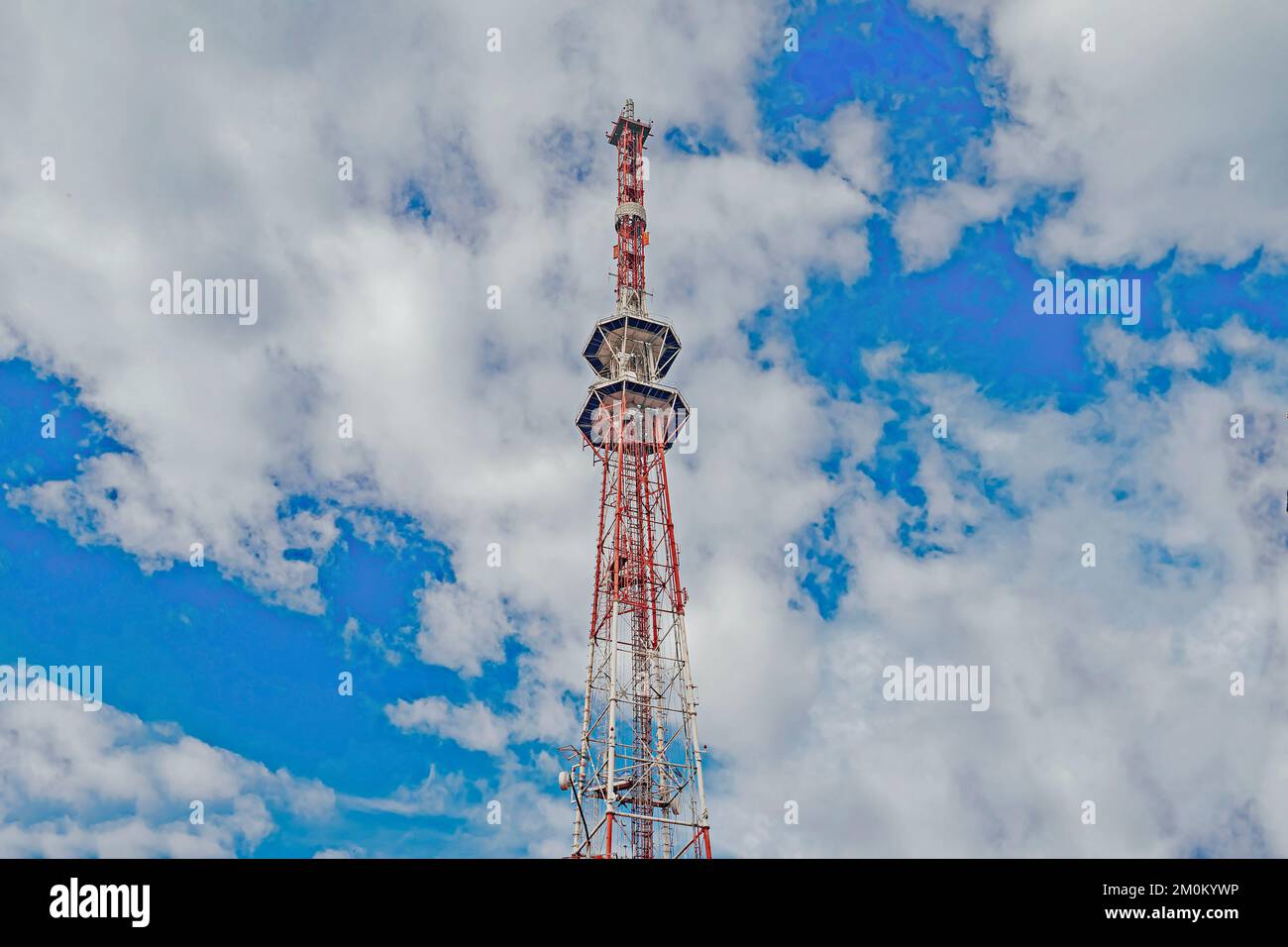 Una torre televisiva bianca e rossa contro un cielo luminoso e nuvole. Torre della televisione di Pyatigorsk Foto Stock