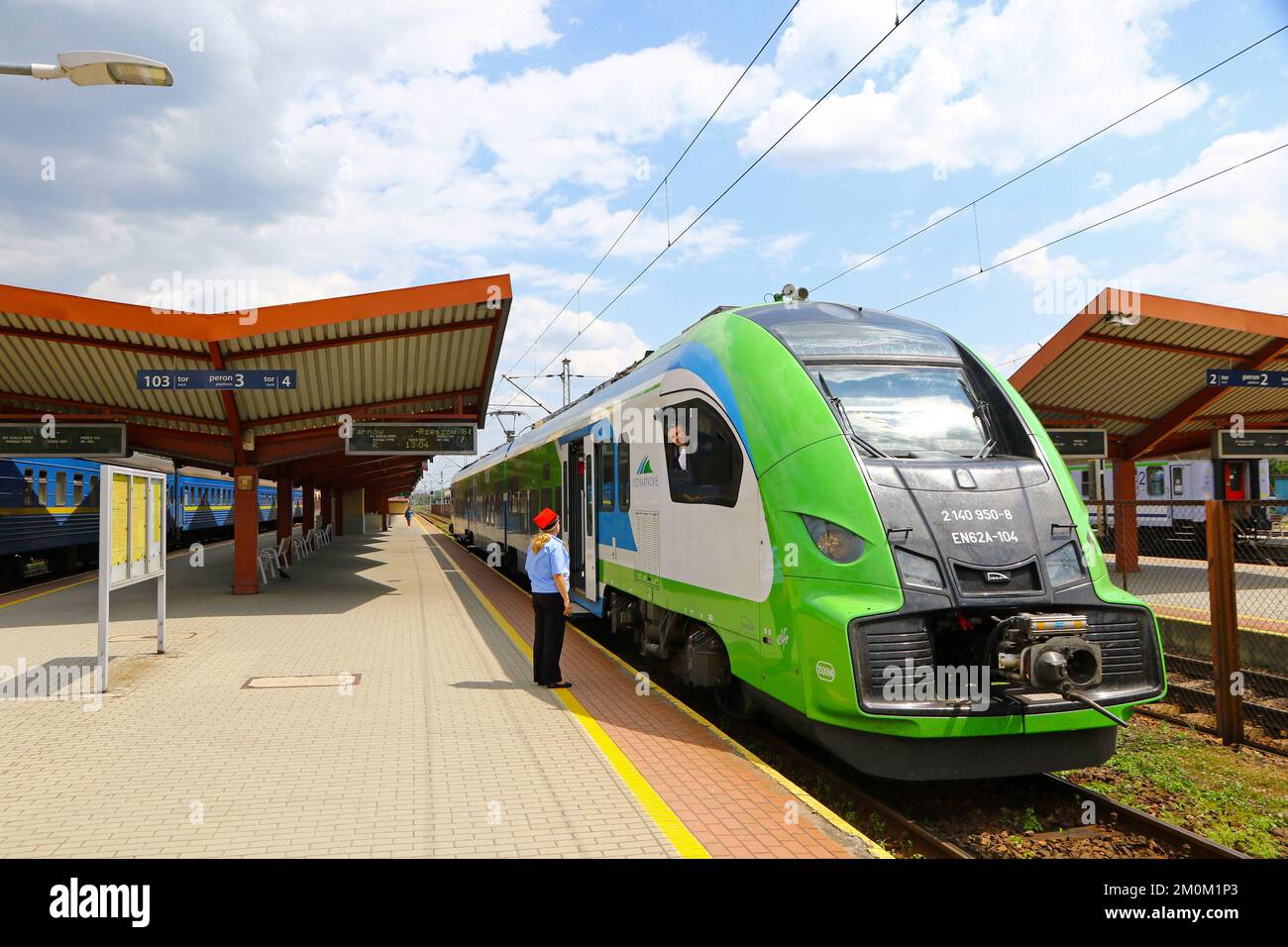 Przemysl, Polonia - 16 luglio 2021: Unità elettrica multipla Pesa Elf 2 (piano basso elettrico) sulla pista della stazione di Przemysl Glowny nella città di Przemysl, po Foto Stock