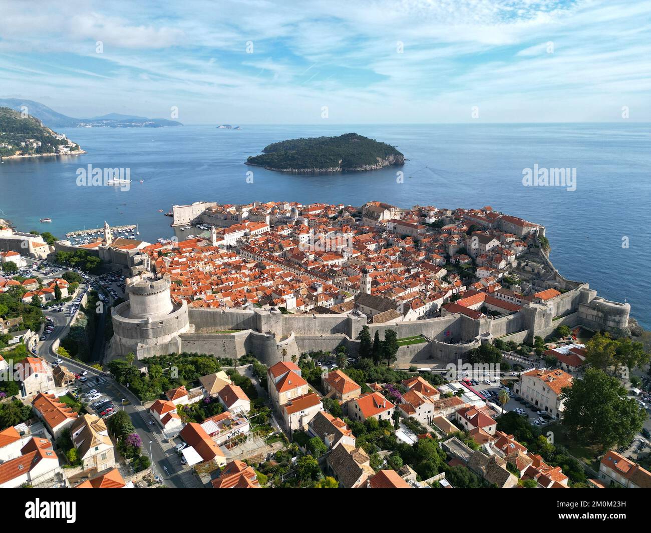 Dubrovnik Croazia città murata drone vista aerea giorno soleggiato cielo blu Foto Stock