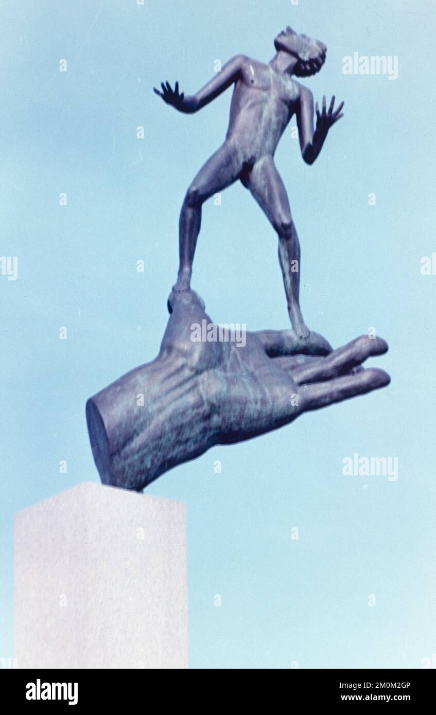 La statua della mano di Dio al museo d'arte Millesgarden, Stoccolma, Svezia 1960s Foto Stock