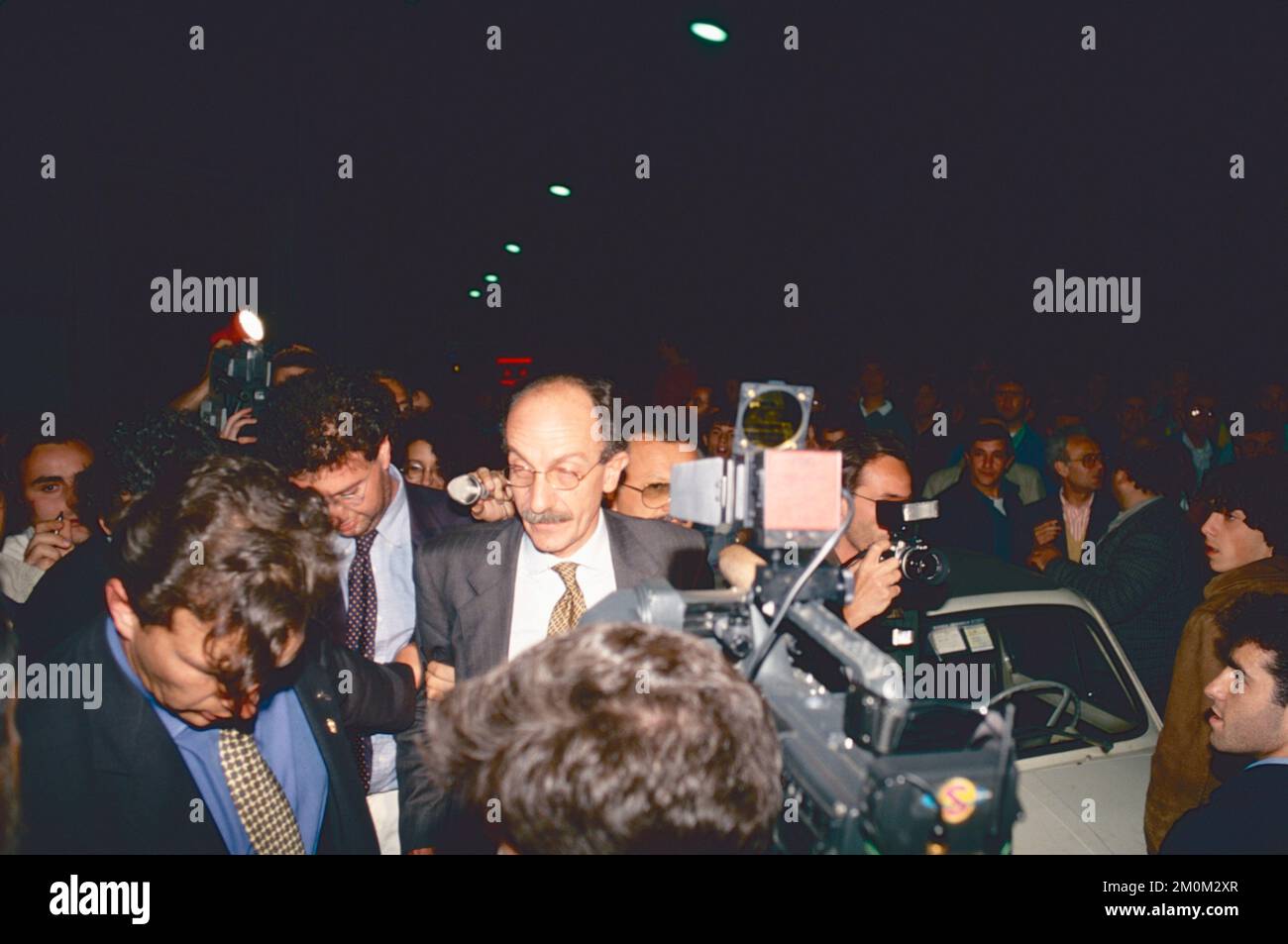 Il magistrato italiano Giuseppe Ayala si trova nel sito dell'attentato terroristico mafioso in Via Ruggero Fauro, Roma, Italia 1992 Foto Stock