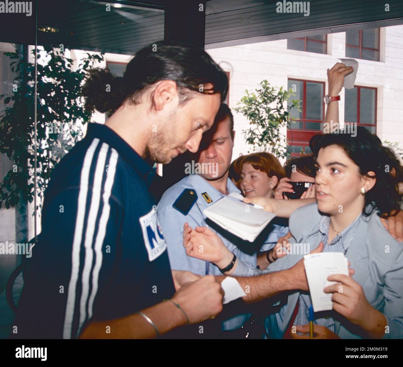 Il cantante e cantautore italiano Biagio Antonacci firma autografi per i tifosi prima della partita di calcio della squadra di cantante, Napoli, Italia 1994 Foto Stock