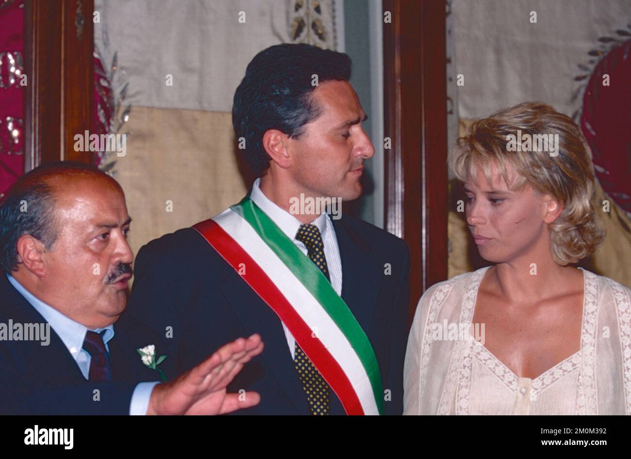 Giornalista italiano Maurizio Costanzo, politico e sindaco di Roma Francesco Rutelli, giornalista e ospite televisivo Maria De Filippi alle loro nozze, Roma, Italia 1995 Foto Stock