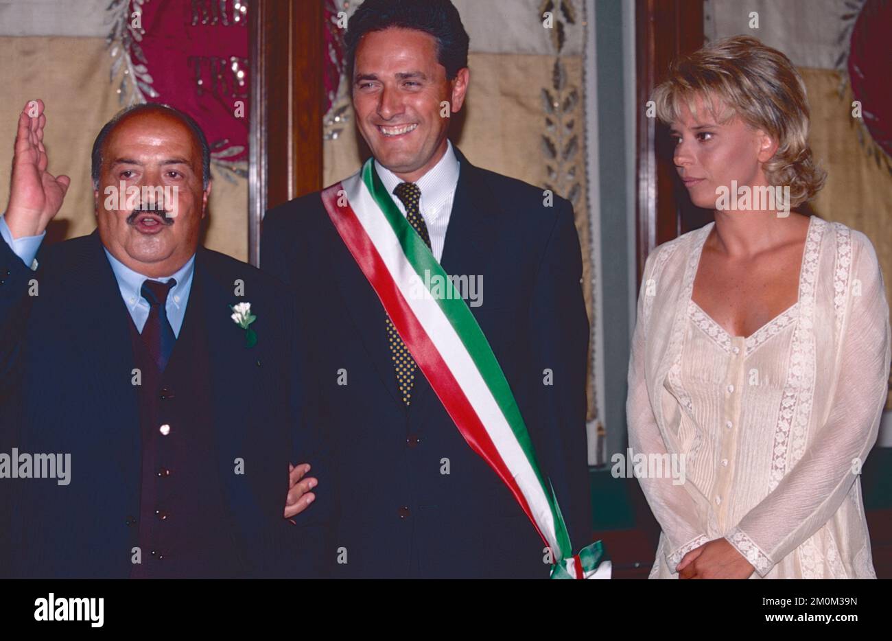 Giornalista italiano Maurizio Costanzo, politico e sindaco di Roma Francesco Rutelli, giornalista e ospite televisivo Maria De Filippi alle loro nozze, Roma, Italia 1995 Foto Stock