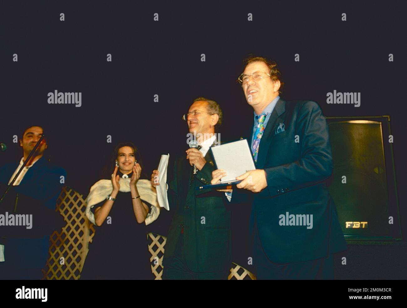 Il cantante e giornalista italiano Paolo Occhipinti aka John Foster (a sinistra) e il cantante Peppino di Capri alla Gilda on the Beach per la rivista OGGI party, Fregene, Italia 1994 Foto Stock