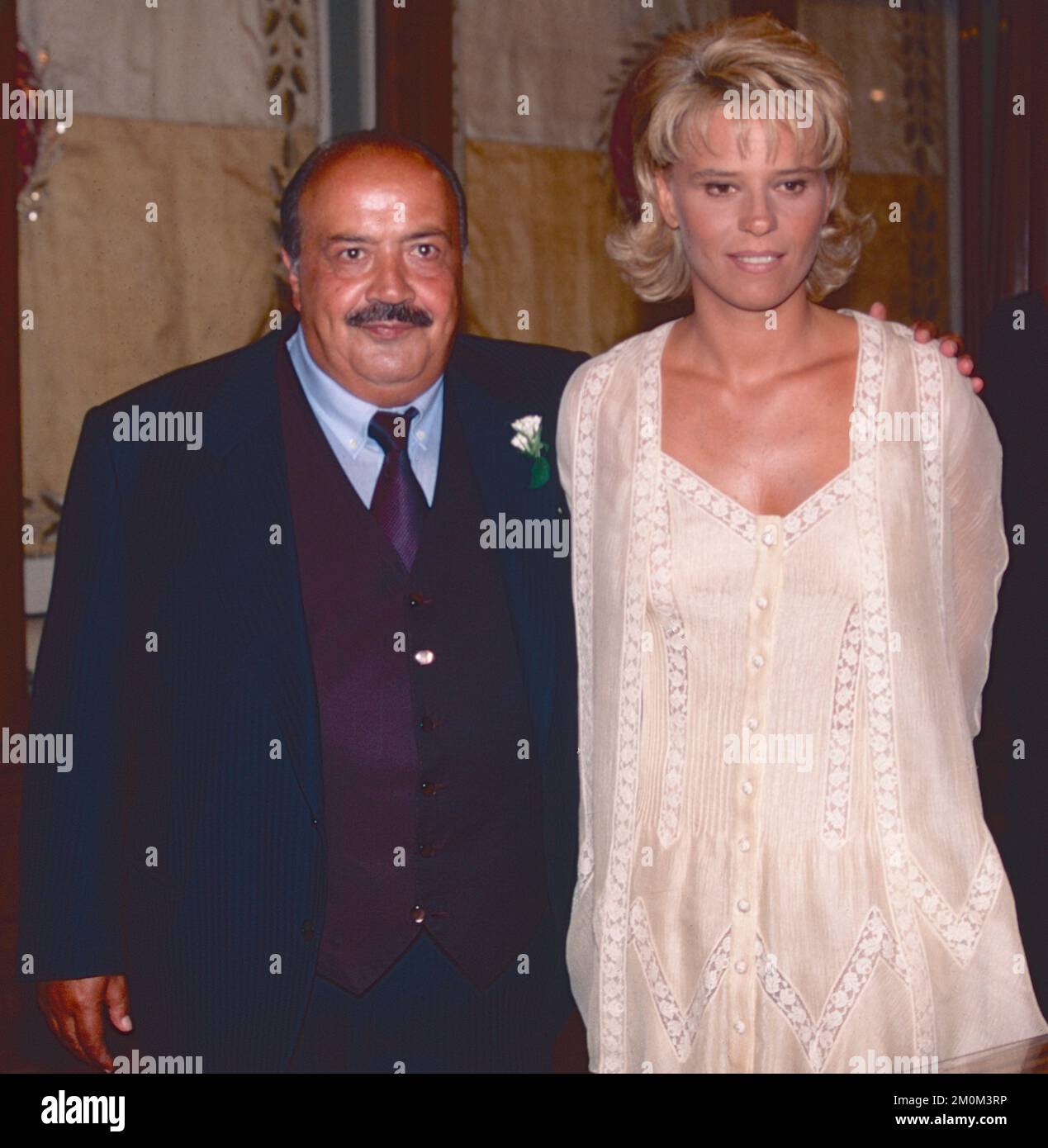 Giornalista italiano Maurizio Costanzo e giornalista e ospite televisivo Maria De Filippi alle loro nozze, Roma, Italia 1995 Foto Stock
