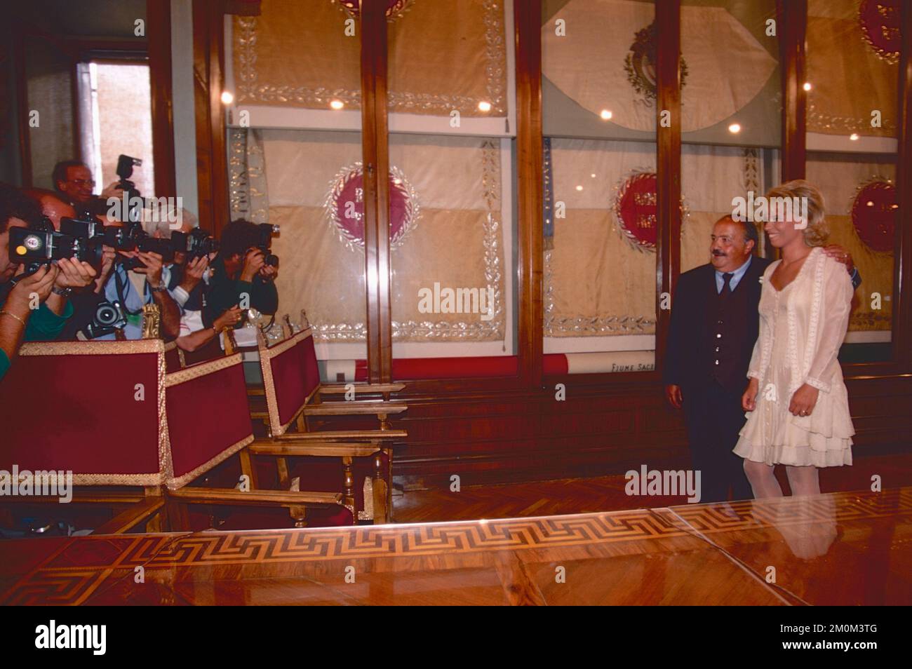 Giornalista italiano Maurizio Costanzo e giornalista e ospite televisivo Maria De Filippi alle loro nozze, Roma, Italia 1995 Foto Stock