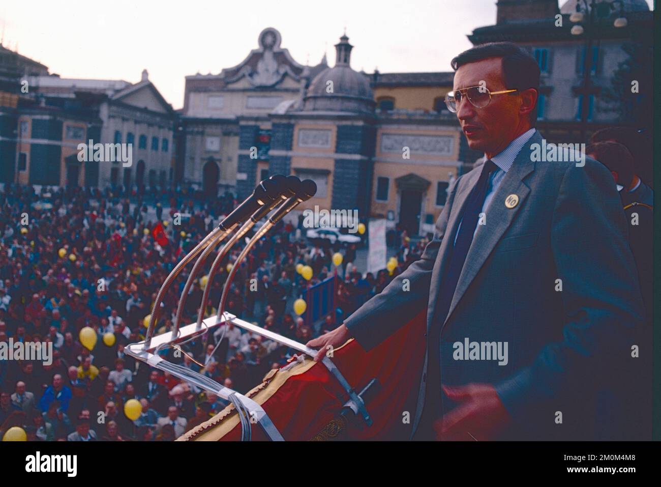 Il politico italiano Gianfranco fini durante la campagna referendaria in Piazza del Popolo, Roma 1993 Foto Stock