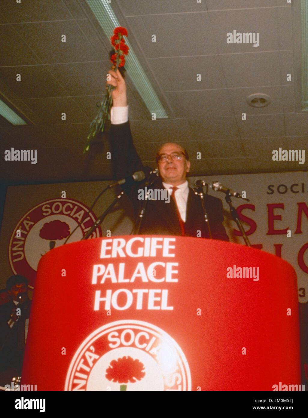 Politico italiano e primo Ministro Bettino Craxi all'assemblea nazionale del Partito Socialista, Italia 1993 Foto Stock