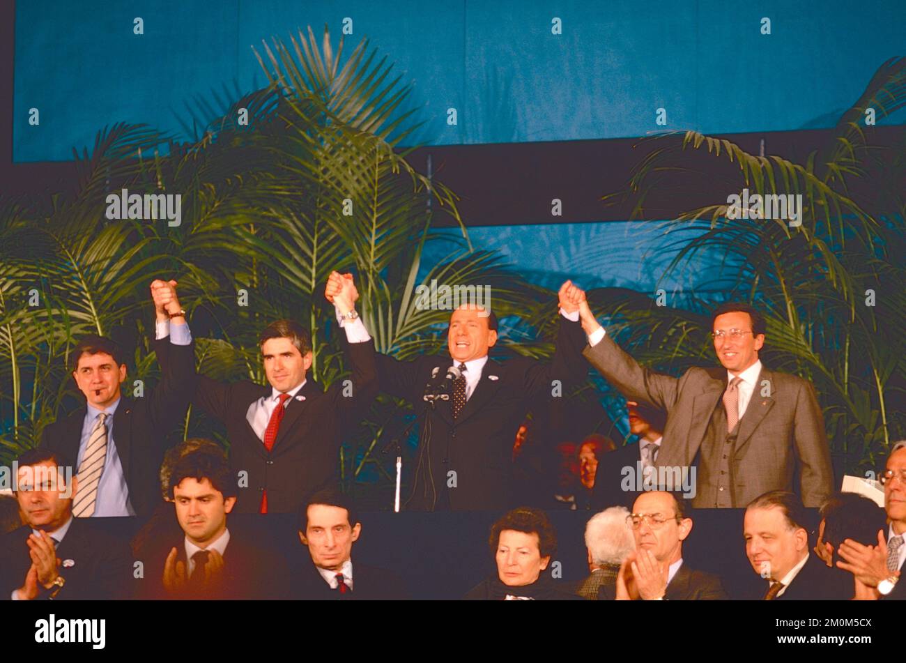 I politici italiani Rocco Buttiglione, Pierferdinando Casini, Silvio Berlusconi e Gianfranco fini al termine della campagna elettorale del Polo, Roma, Italia 1996 Foto Stock