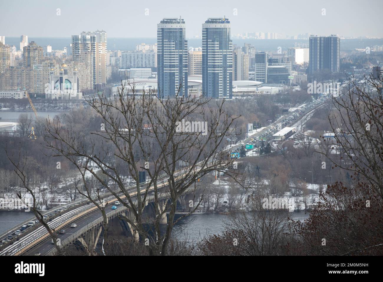 Kiev, Ucraina. 06th Dec, 2022. Vista del fiume Dnipro e dei quartieri sulla riva sinistra di Kyiv in una gelida giornata invernale. La Russia continua ad attaccare le infrastrutture critiche dell'Ucraina per lasciare gli ucraini senza elettricità e riscaldamento durante i freddi mesi invernali. (Foto di Oleksii Chumachenko/SOPA Images/Sipa USA) Credit: Sipa USA/Alamy Live News Foto Stock