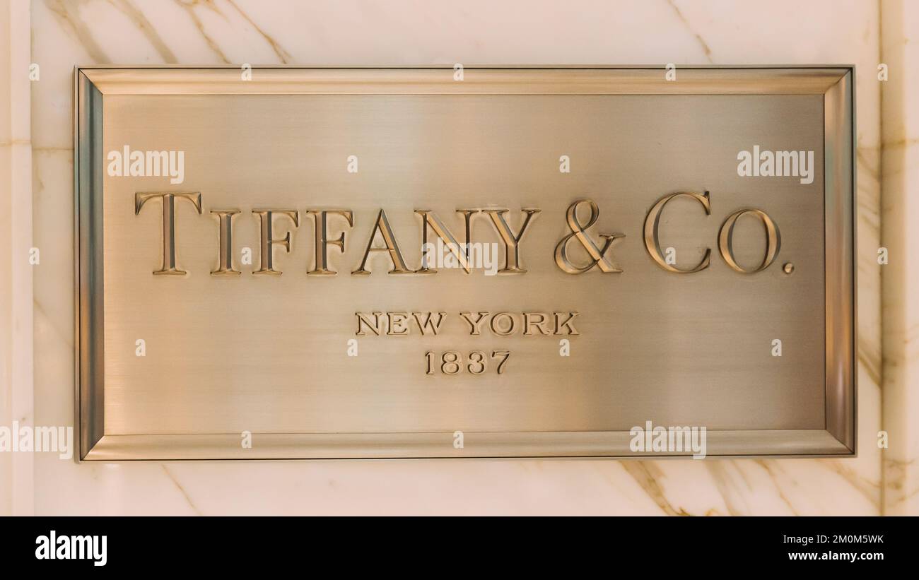 Dubai, Emirati Arabi Uniti - 28 maggio 2021: Close Golden logotype Tiffany Co è un negozio americano di gioielli di lusso e specialità con sede centrale Foto Stock