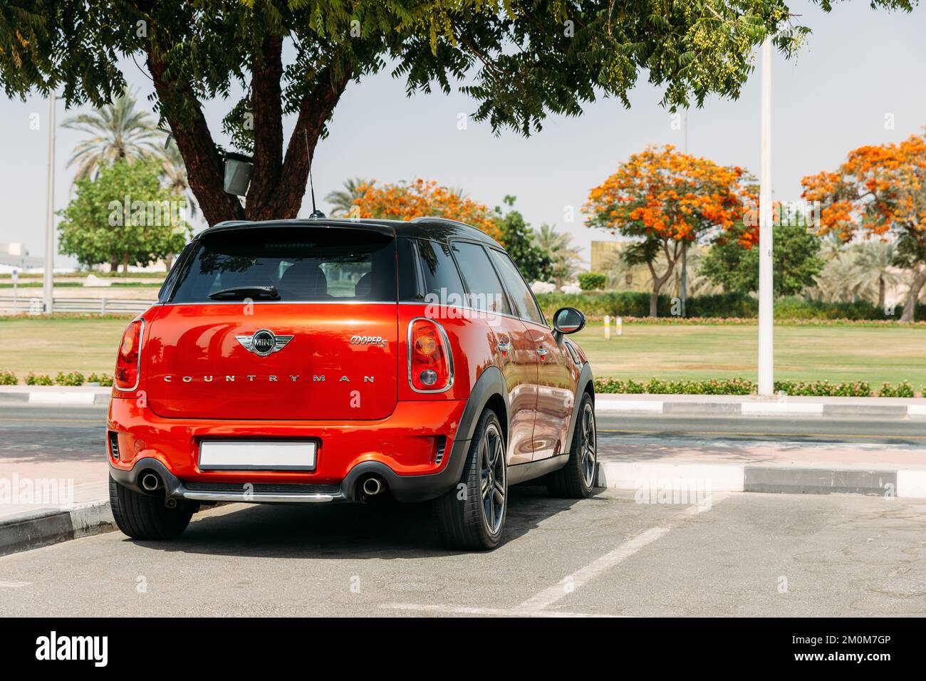 Dubai, Emirati Arabi Uniti - 25 maggio 2021: Auto a colori rosse Mini Cooper Mini Countryman Parcheggio a City Street. Mini Countryman, chiamato anche Mini Foto Stock